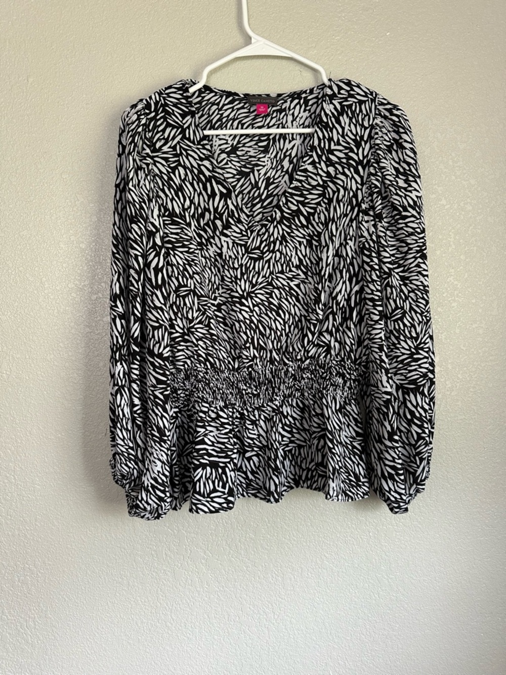 Vince Camuto V-Neck Lightweight Printed Blouse Top